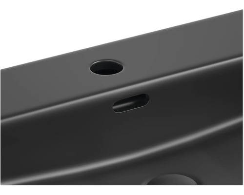 Vizualizare detaliată a unui profil metalic negru cu găuri și adâncituri.