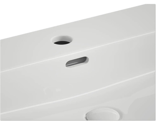 Vedere detaliată a unei chiuvete cu orificiu pentru robinet și preaplin