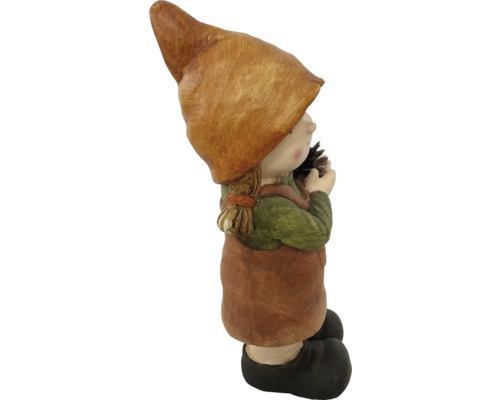 Fetiță gnom de grădină cu con de pin, o figurină decorativă de grădină.