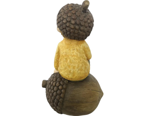 Figurină decorativă cu un băiat așezat pe un ghindă, vedere din spate