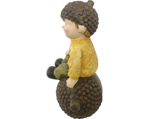 Figurină decorativă de grădină cu un băiat cu pălărie de ghindă stând pe o ghindă