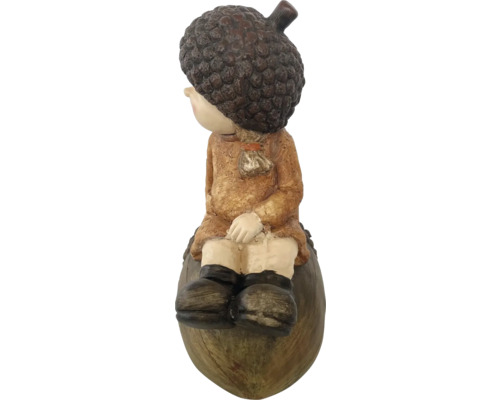 Figurină decorativă cu un băiat cu pălărie de ghindă, așezat pe o ghindă