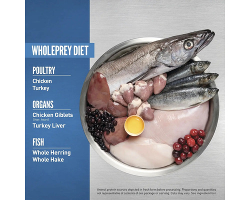 Un vas argintiu cu pui, curcan, pește, organe și fructe de pădure pentru o dietă cu pradă întreagă.