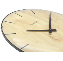 Prim-plan cu un ceas de perete Nextime cu decor din lemn și arătătoare negre.