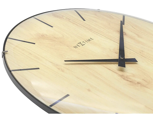 Prim-plan cu un ceas de perete Nextime cu decor din lemn și arătătoare negre.