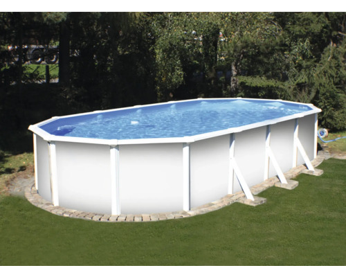 Piscină ovală în grădină cu margine albă