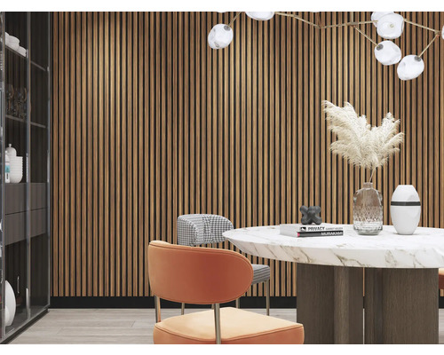 Interior modern cu panouri de perete din lemn, masă de sufragerie și scaune.