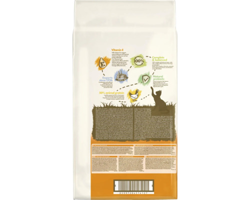 Spatele unui pachet de mâncare pentru pisici cu informații despre ingrediente și valori nutriționale.