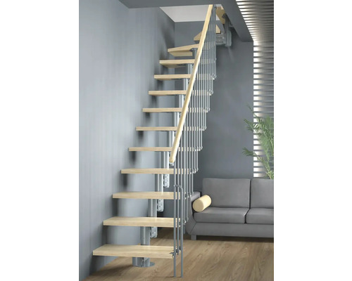 Vedere a camerei cu scară care economisește spațiu, cu trepte din lemn și balustradă metalică