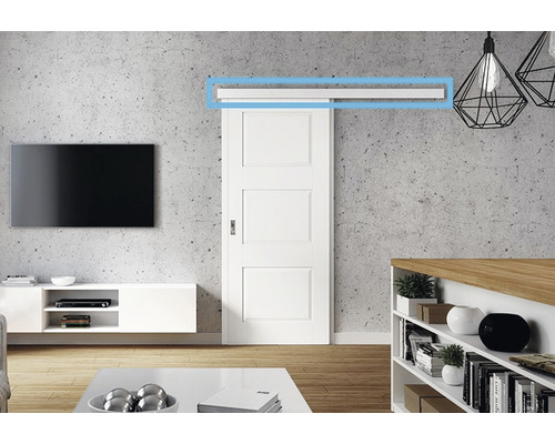 Sistem de uși glisante albe montat pe un perete