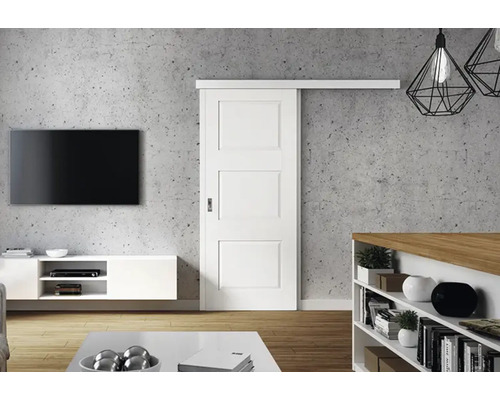 Cameră de zi cu ușă glisantă albă, dulap jos alb și televizor