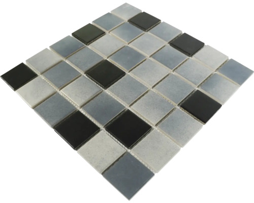 Placă de mozaic cu pietre pătrate în diferite nuanțe de gri
