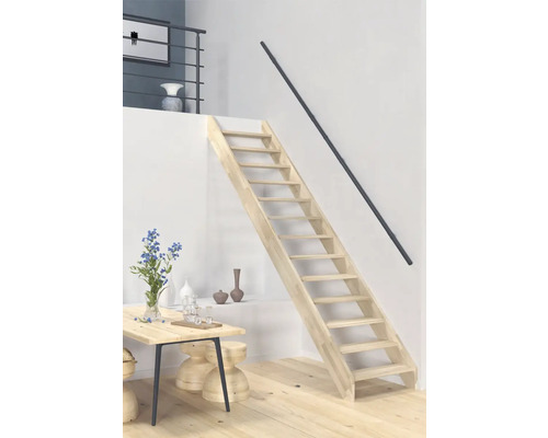 Kit trepte pentru scară Milan/Liverpool de interior dreaptă 80x280 cm stejar Scară din lemn într-o cameră luminoasă cu masă și decorațiuni.