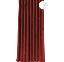 Cortină roșie pentru decorarea ferestrelor