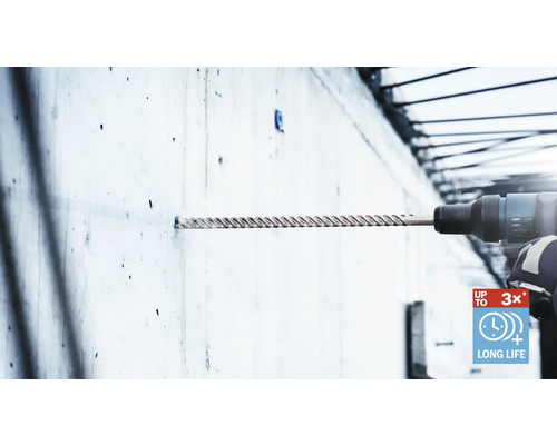 Găurire într-un perete de beton cu mașina de găurit și burghiu elicoidal