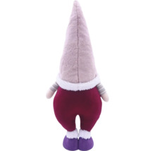 Vedere din spate a unei păpuși pitic din material textil cu o căciulă