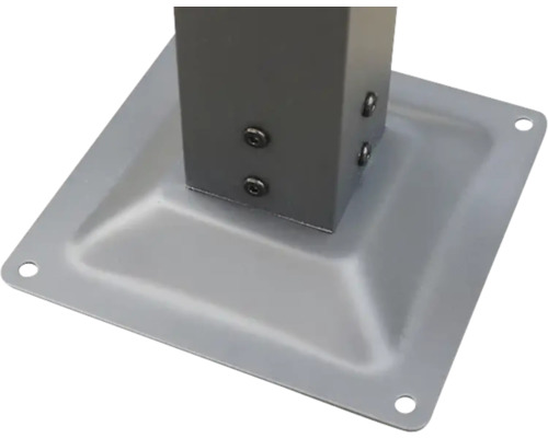 Stâlp metalic fixat pe o placă de bază pătrată