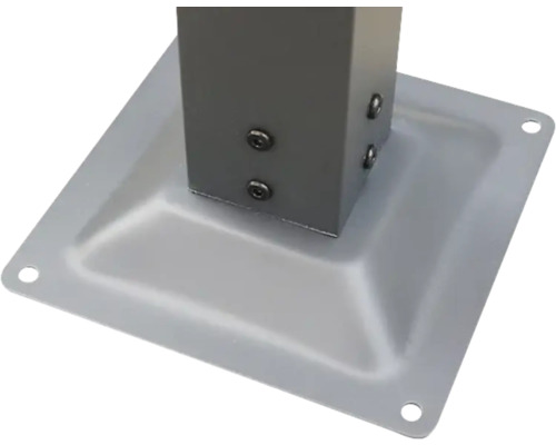 Vizualizare detaliată a unui suport de stâlp cu placă de bază pentru fixarea unui stâlp