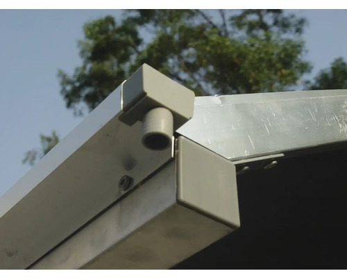 Imagine detaliată cu un carport metalic cu sistem de drenaj