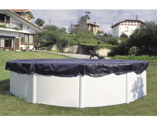 Piscină rotundă cu prelată de acoperire în grădină.