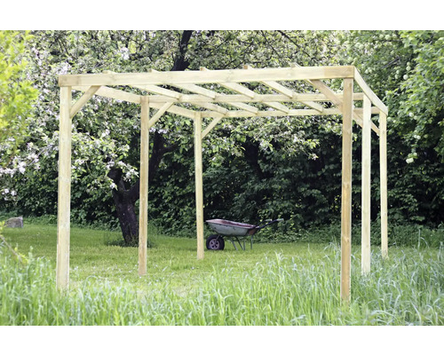 Pergolă din lemn în grădină