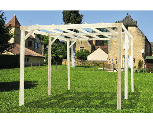 Pergolă din lemn în grădină