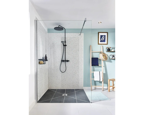 Cabină de duș cu baterie neagră și etajeră tip scară în baie.