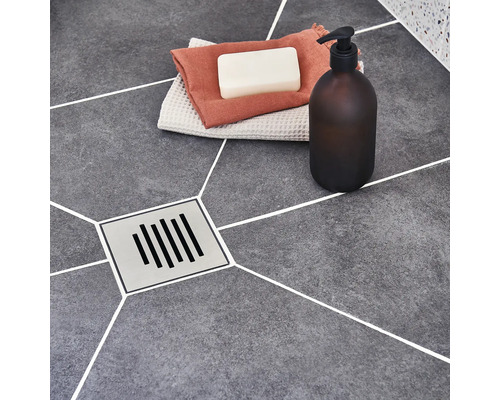 Duș la nivelul solului cu rigolă de duș, săpun, prosoape și dozator de săpun