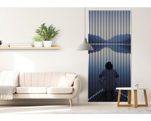 Sufragerie cu canapea, măsuță laterală și o imagine lamelară cu o persoană la un lac.