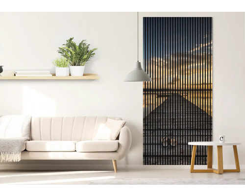 Cameră de zi cu canapea, măsuță laterală, raft de perete cu decorațiuni și panou acustic cu motiv foto