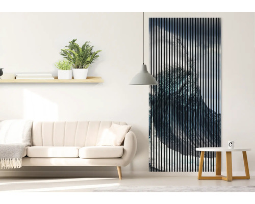 Cameră de zi cu canapea, măsuță laterală, raft de perete și panou acustic