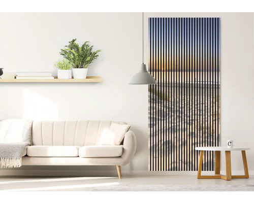 Cameră de zi cu canapea, raft, plante de interior, lampă și panou de perete canelat cu motiv de plajă