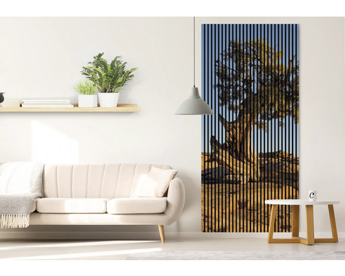 Cameră de zi cu canapea, măsuță laterală și tablou de perete cu un copac