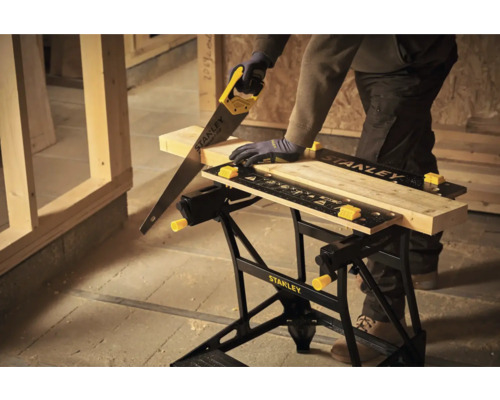 Artizan taie lemn pe un banc de lucru Stanley