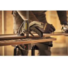 Clește cu o mână Stanley Fatmax pe bancul de lucru cu lemn