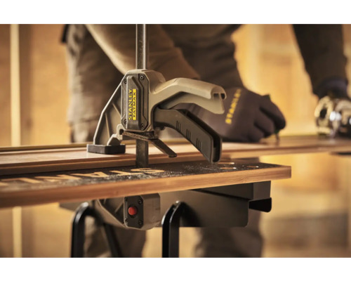 Clește cu o mână Stanley Fatmax pe bancul de lucru cu lemn