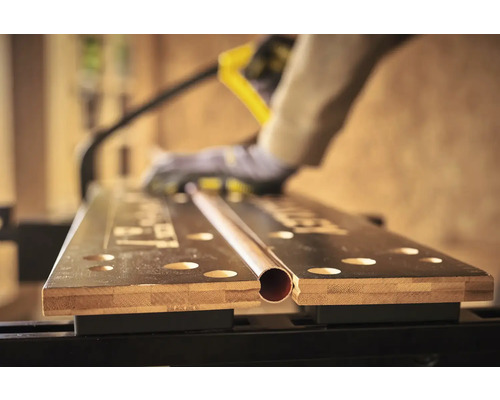 Țeavă tăiată la dimensiune pe un banc de lucru