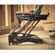 Banc de lucru Stanley cu meșter care prelucrează lemn