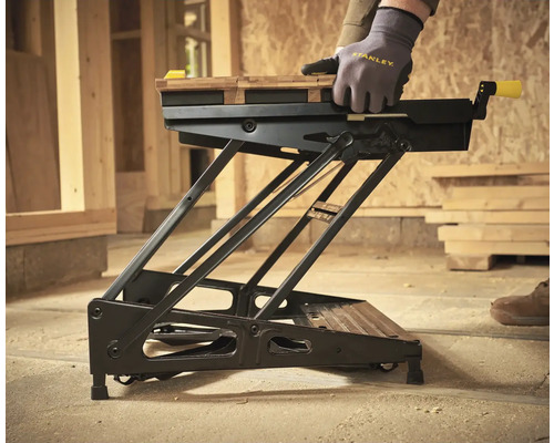 Banc de lucru Stanley cu meșter care prelucrează lemn