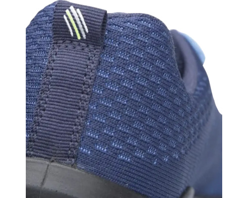 Prim-plan cu un pantof sport albastru cu logo-ul K-Swiss