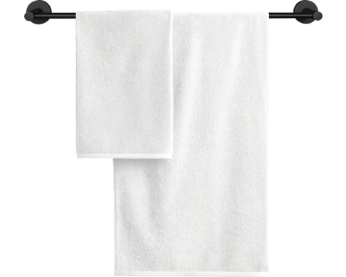 Prosop de față și prosop de baie pe suportul pentru prosoape