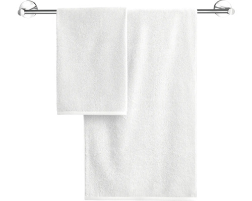 Două prosoape albe pe un suport de prosoape