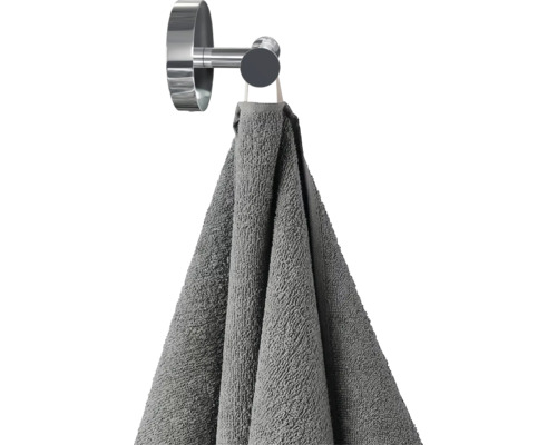 Prosop gri agățat pe un cârlig pentru prosoape