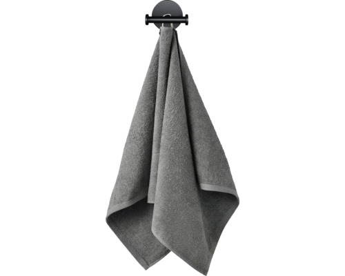 Prosop gri atârnă pe un cârlig de prosop