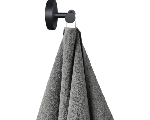 Prosop gri atârnă de un cârlig negru pentru prosop