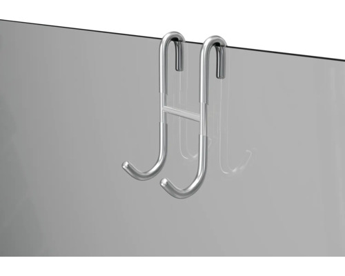 Agățător de ușă metalic pe o ușă de sticlă