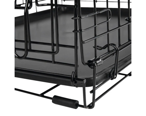 Imagine detaliată a unei cutii de transport pentru câini din metal cu tavă din plastic.