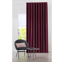 Cameră cu draperie, scaun și masă