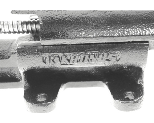 Prim-plan al unei menghine cu inscripția Kukrone