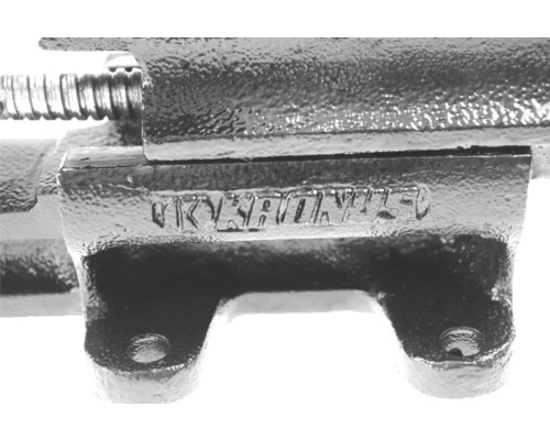 Menghină metalică cu inscripție